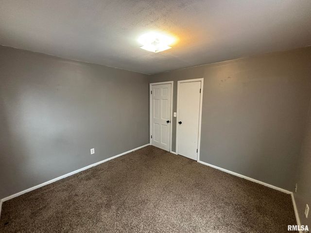 515 N MARION Street, Salem, IL 62881