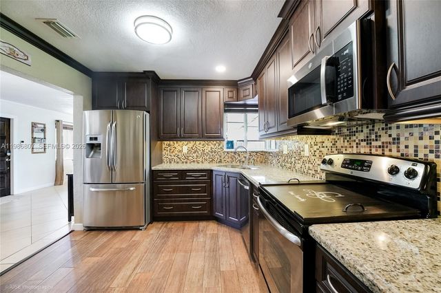 7921 NW 178th St, Hialeah, FL 33015