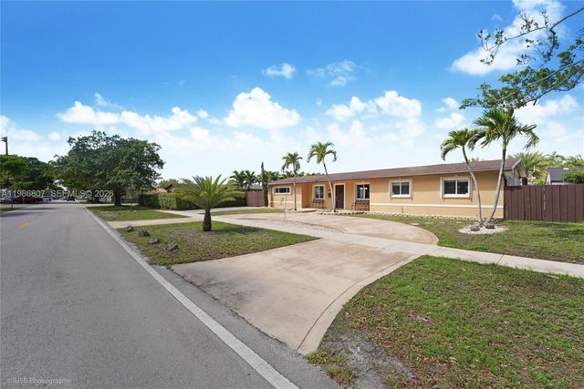 7921 NW 178th St, Hialeah, FL 33015