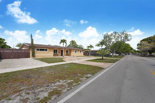 7921 NW 178th St, Hialeah, FL 33015