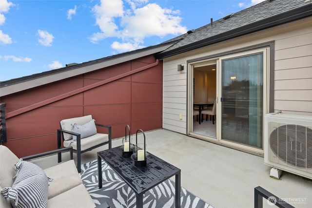 983 8th Avenue NE, Issaquah, WA 98029