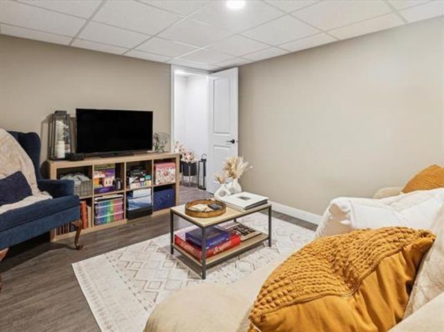 6248 Hillandale Road, Davenport, IA 52806