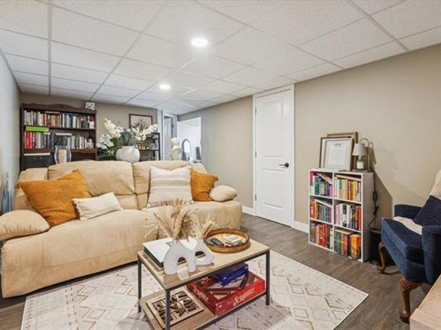 6248 Hillandale Road, Davenport, IA 52806