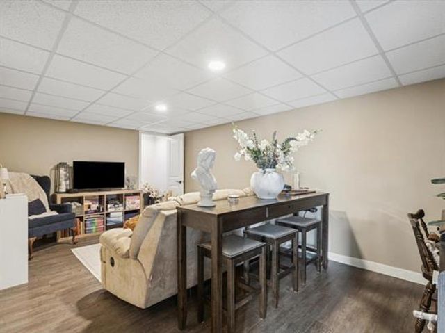 6248 Hillandale Road, Davenport, IA 52806