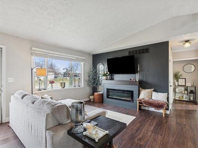 6248 Hillandale Road, Davenport, IA 52806