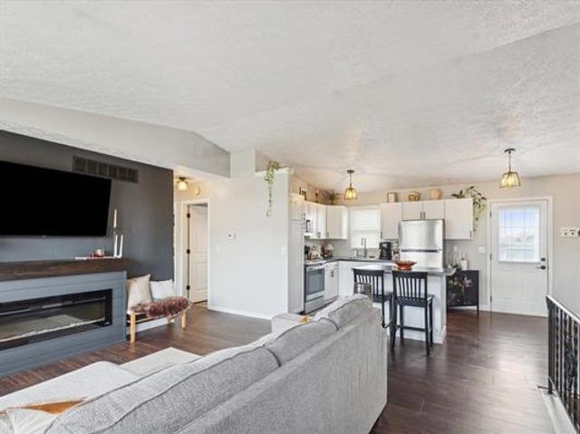 6248 Hillandale Road, Davenport, IA 52806