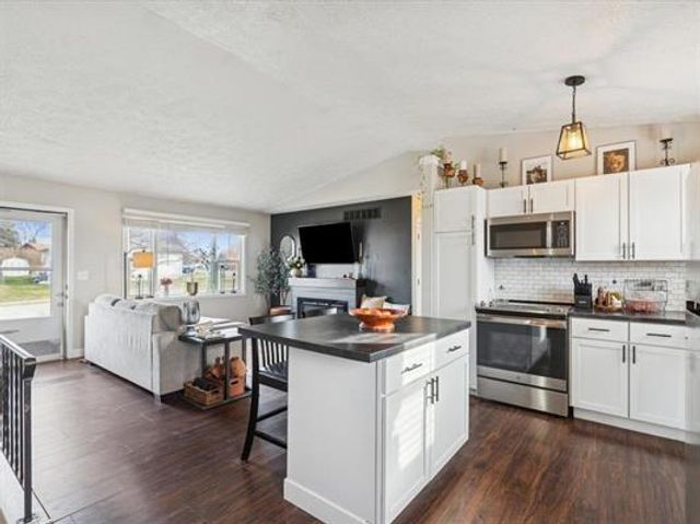 6248 Hillandale Road, Davenport, IA 52806