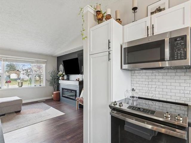 6248 Hillandale Road, Davenport, IA 52806