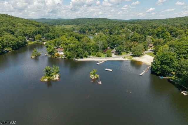 26 Lake Shore Rd W, Hardyston Twp., NJ 07460