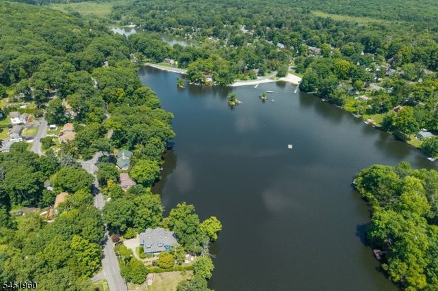 26 Lake Shore Rd W, Hardyston Twp., NJ 07460