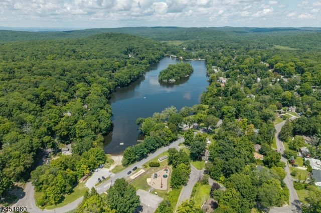 26 Lake Shore Rd W, Hardyston Twp., NJ 07460