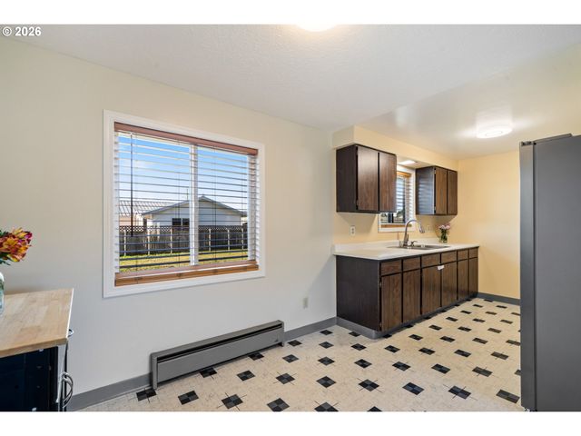702 ASH Ave, Tillamook, OR 97141