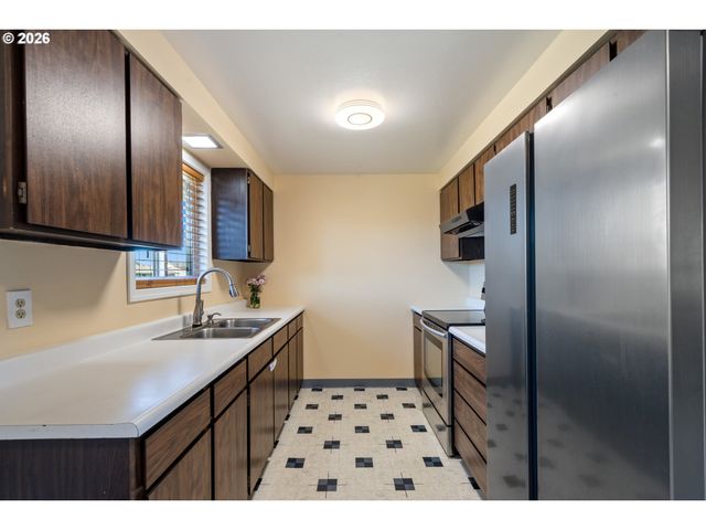 702 ASH Ave, Tillamook, OR 97141