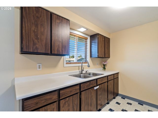 702 ASH Ave, Tillamook, OR 97141