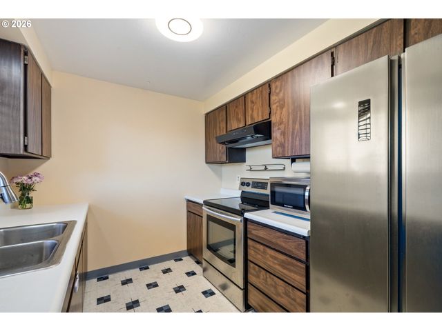 702 ASH Ave, Tillamook, OR 97141