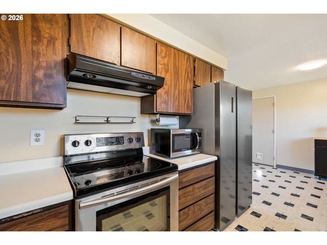 702 ASH Ave, Tillamook, OR 97141