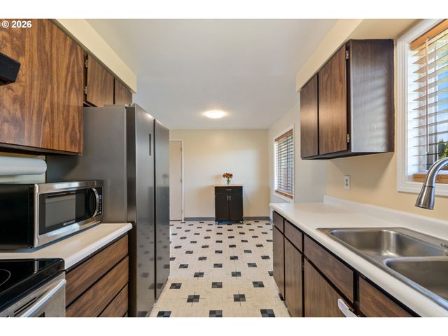 702 ASH Ave, Tillamook, OR 97141