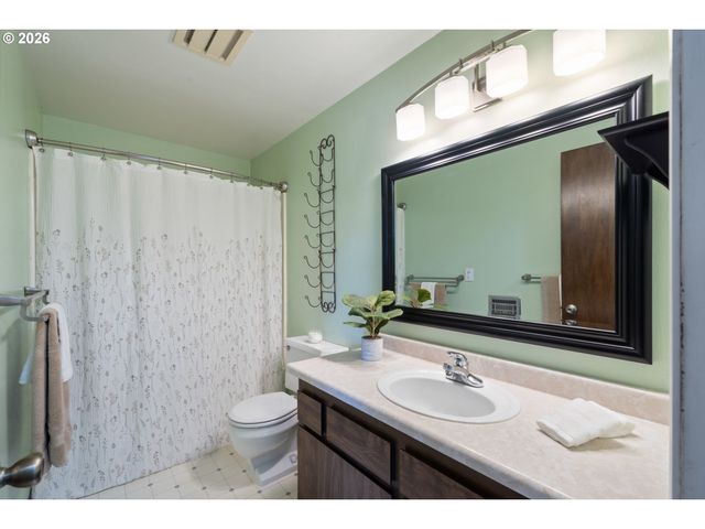 702 ASH Ave, Tillamook, OR 97141