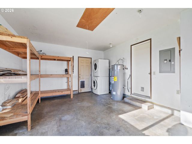 702 ASH Ave, Tillamook, OR 97141