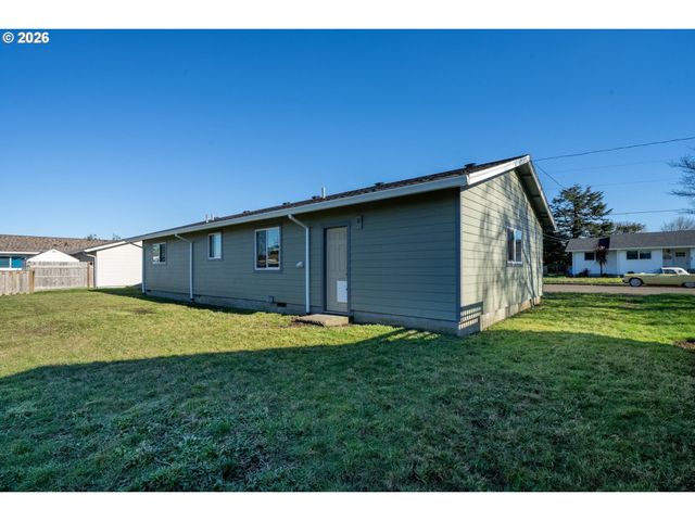 702 ASH Ave, Tillamook, OR 97141