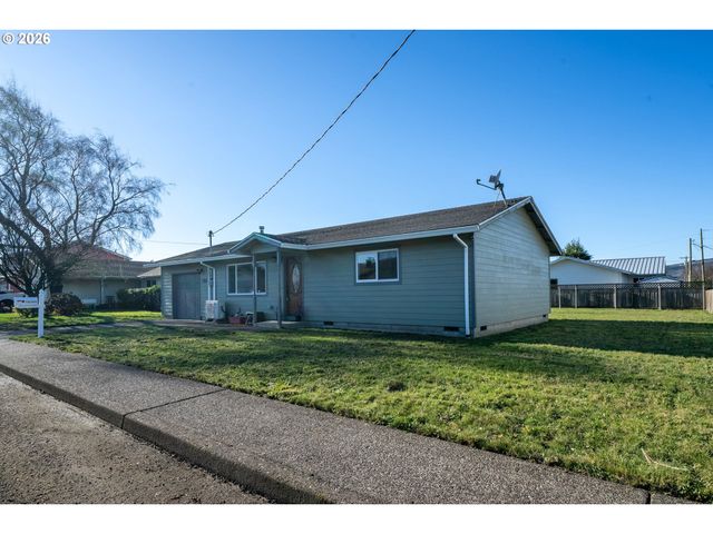 702 ASH Ave, Tillamook, OR 97141