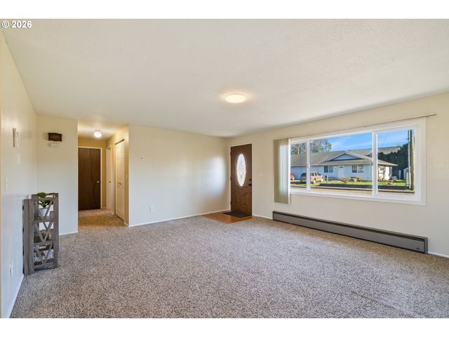 702 ASH Ave, Tillamook, OR 97141