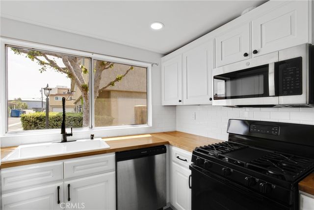 8435 Columbus Avenue 17, North Hills, CA 91343