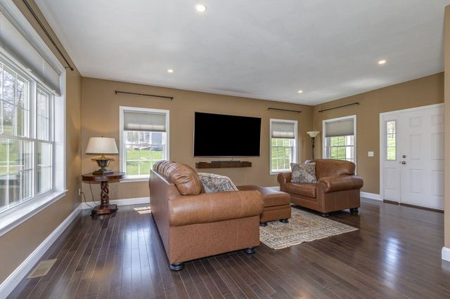 29 Churchill Drive, Hooksett, NH 03106