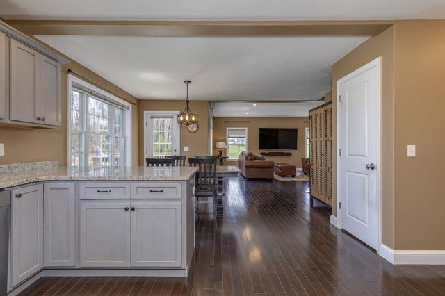 29 Churchill Drive, Hooksett, NH 03106