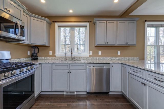 29 Churchill Drive, Hooksett, NH 03106