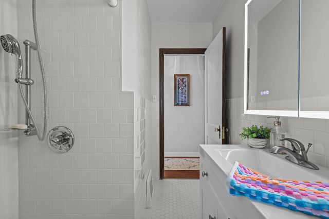 848 Larpenteur Avenue W, Saint Paul, MN 55113