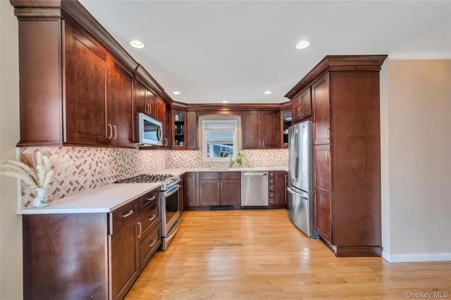 5 Sunset Avenue, Farmingdale, NY 11735