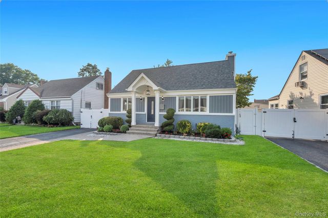 5 Sunset Avenue, Farmingdale, NY 11735