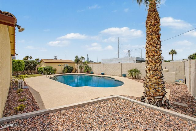 802 E ROBERTS Road, Phoenix, AZ 85022