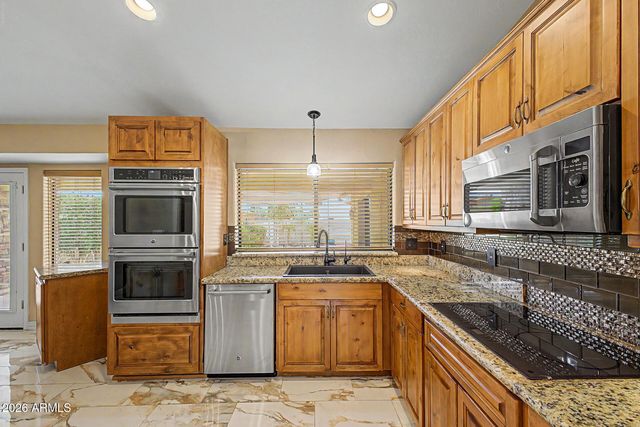 802 E ROBERTS Road, Phoenix, AZ 85022