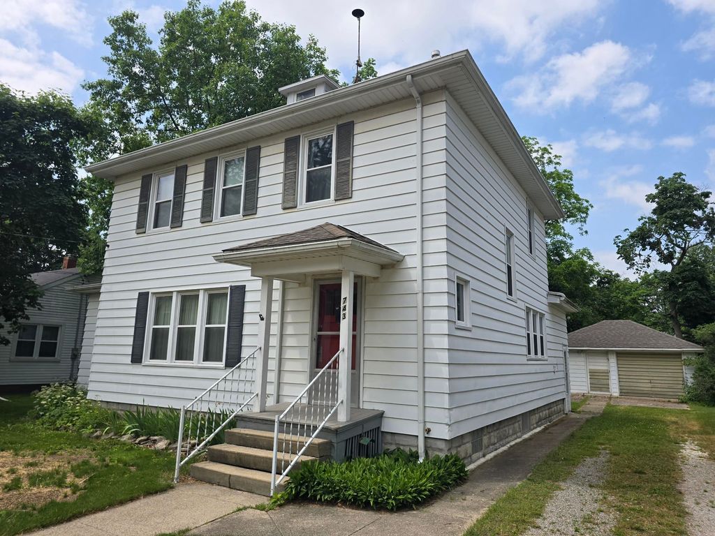 743 N Saginaw Street, Owosso, MI 48867