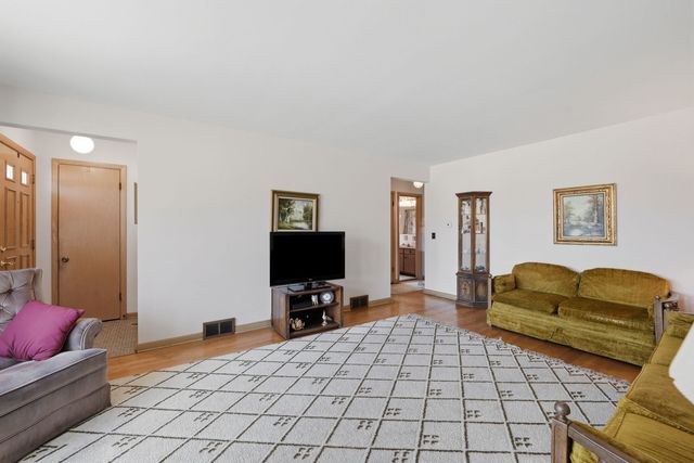 4916 N Ridgewood Avenue, Norridge, IL 60706