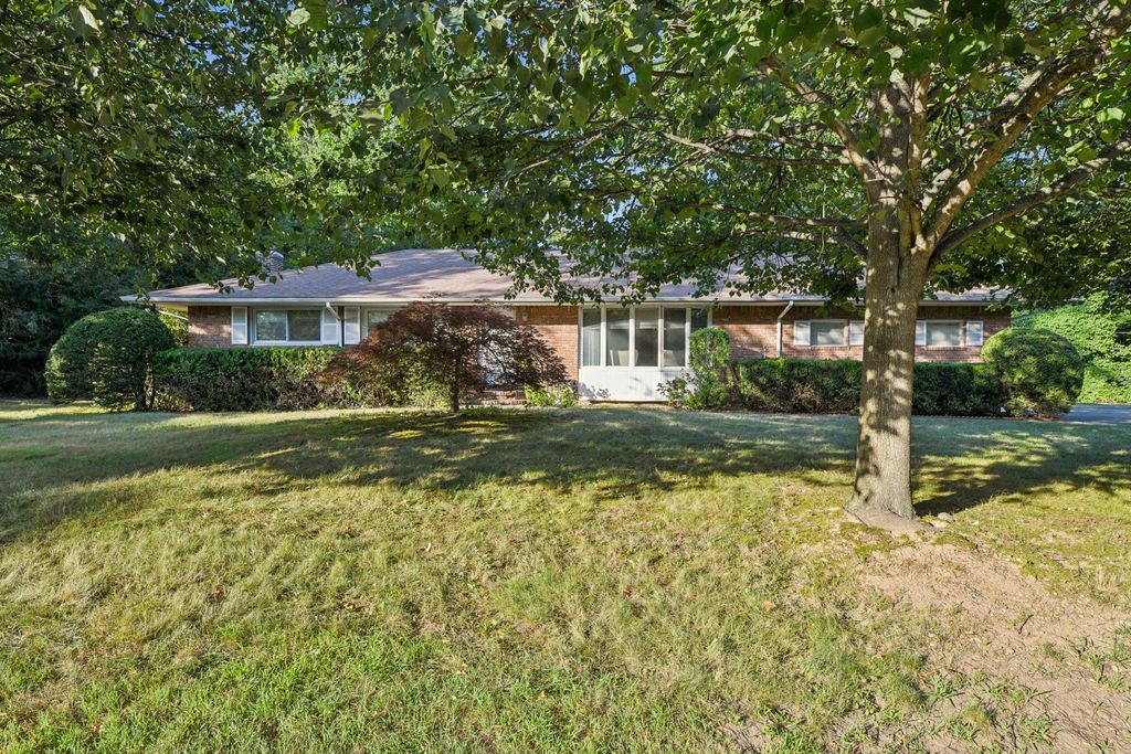 22 Reynolds Road, Glen Cove, NY 11542