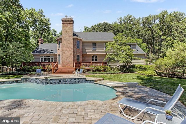 1 LAKECREST CT, Towson, MD 21286