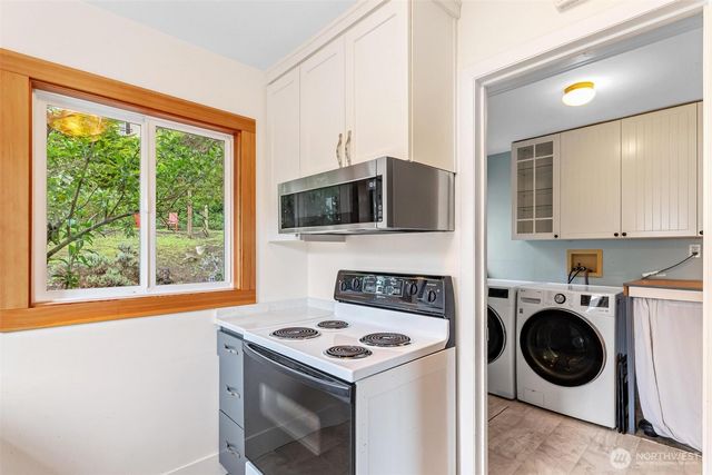 9911 31St Avenue SW, Seattle, WA 98126
