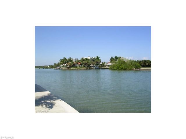 10682 GULFSHORE DR 304 C, Naples, FL 34108
