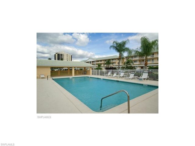 10682 GULFSHORE DR 304 C, Naples, FL 34108