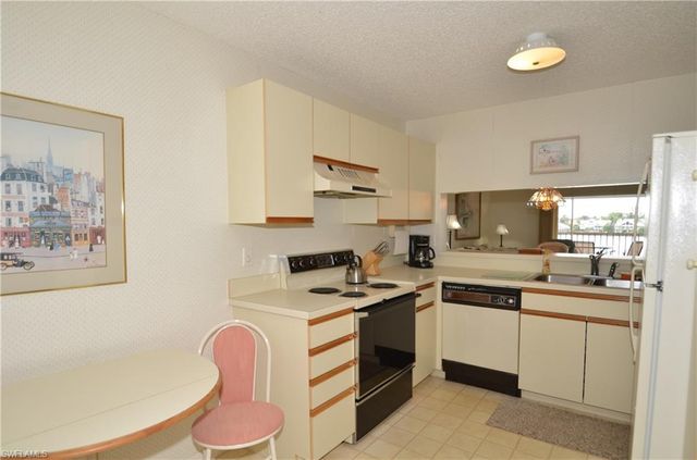 10682 GULFSHORE DR 304 C, Naples, FL 34108