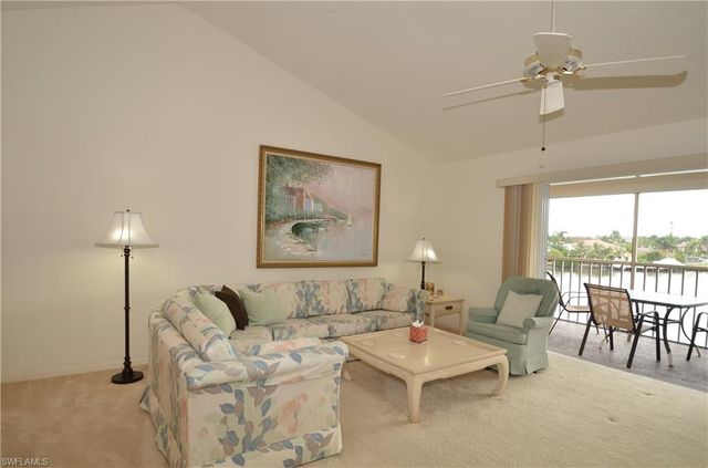 10682 GULFSHORE DR 304 C, Naples, FL 34108