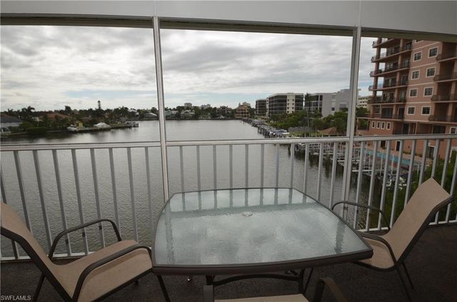10682 GULFSHORE DR 304 C, Naples, FL 34108