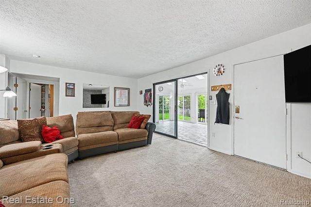 899 Rachelle Street, White Lake, MI 48386