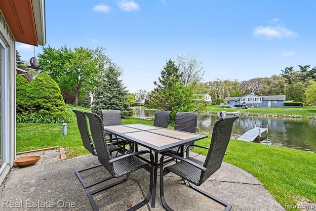 899 Rachelle Street, White Lake, MI 48386