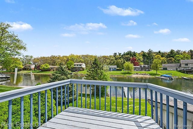 899 Rachelle Street, White Lake, MI 48386