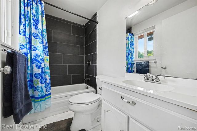 899 Rachelle Street, White Lake, MI 48386
