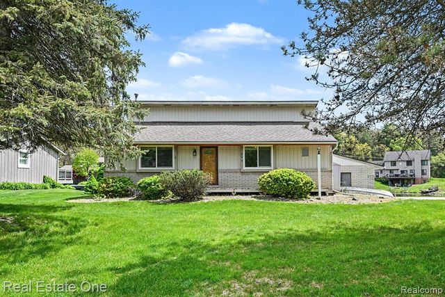 899 Rachelle Street, White Lake, MI 48386